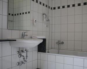 y baño con lavabo y bañera. en Z&B Hotel, en Trier