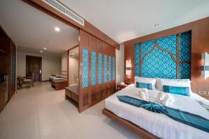 Ein Bett oder Betten in einem Zimmer der Unterkunft Rawai Palm Beach Resort - SHA Extra Plus