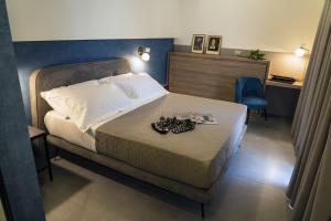 una camera d'albergo con letto, scrivania e letto Sidx Sidx Sidx. di 11 Catalani Rooms a Porto Cesareo