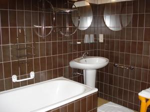 a bathroom with a tub and a sink and a bath tub at L'Horizon Studios & Apparts in Malmedy