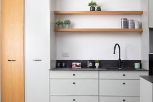 Kuchyň nebo kuchyňský kout v ubytování Chic Sea View Balcony Escape by Sea N' Rent