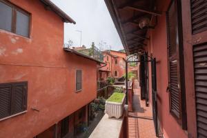 Une ruelle entre deux bâtiments d'une ville dans l'établissement Evelina in Trastevere, à Rome