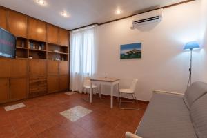 - un salon avec une table et des chaises dans l'établissement Evelina in Trastevere, à Rome