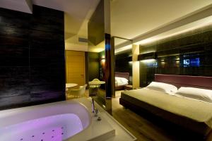A bed or beds in a room at Viola Mhotel