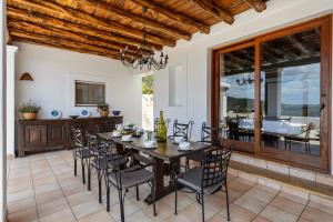 uma sala de jantar com mesa e cadeiras em Can Palau em Sant Joan de Labritja