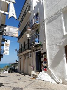 Un edificio blanco con una puerta y un balcón. en Casa El Grial, en Peñíscola