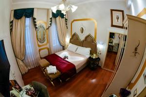 een slaapkamer met een bed en een stoel bij Ca' Dell' Arte Luxury in Venetië