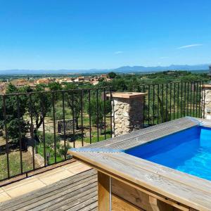 een uitzicht vanaf het balkon van een villa met een zwembad bij Can Massana in Pau