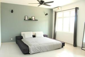 Imagen de la galería de NEW SEAVIEW Cozy Modern Beach House, en Tanjung Bungah