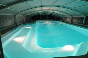 ein großer Pool mit blauem Wasser in der Unterkunft Agriturismo Rupestr in Canelli