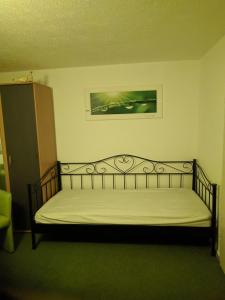 a bedroom with a bed in a room at Ferienhaus Johanna in Weischlitz