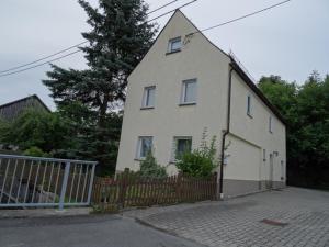 a white house with a fence in front of it at Ferienhaus Johanna in Weischlitz