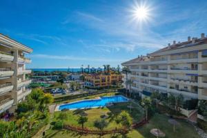 una vista aerea di un resort con piscina e edifici di Nagueles II a Marbella