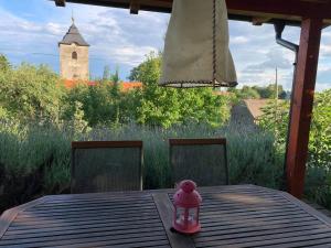 Kalnik的住宿－Holiday Home Luka 10，木桌上的粉红色玩具,塔楼背景