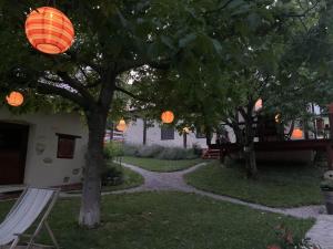 Kalnik的住宿－Holiday Home Luka 10，一座种有树木的花园,一条通往房子的小路