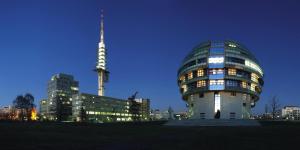 ein großes Gebäude mit einem Turm in einer Stadt in der Nacht in der Unterkunft IntercityHotel Hannover in Hannover