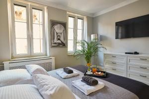 En eller flere senge i et værelse på Dom Burmistrza