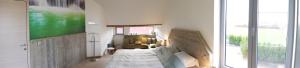 1 dormitorio con cama y ventana grande en Lovely Guesthouse Lier, en Lint