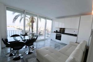 Зона вітальні в First Line Puerto Banus Harbour, 3 bedroom Luxury Apartment, Marbella