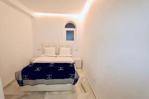 Postel nebo postele na pokoji v ubytování First Line Puerto Banus Harbour, 3 bedroom Luxury Apartment, Marbella