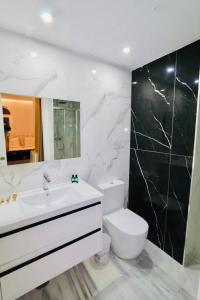 Koupelna v ubytování First Line Puerto Banus Harbour, 3 bedroom Luxury Apartment, Marbella + 33 fotografií