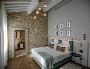 Un pat sau paturi într-o cameră la Locanda dei Logi
