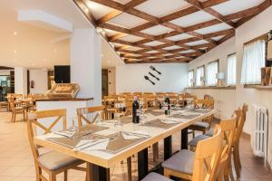 une salle à manger avec une grande table et des chaises dans l'établissement Hotel Viella, à Vielha e Mijaran