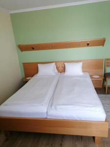 Ein Bett oder Betten in einem Zimmer der Unterkunft Kirchenwirt Mirth