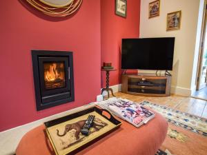 TV at/o entertainment center sa Hyde Tyning Cottage