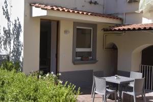 een patio met een tafel en stoelen voor een huis bij William Apartment Sorrento in Sorrento