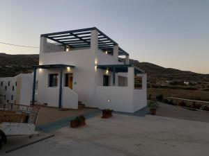 una pequeña casa blanca con techo en Michail Suites Afiartis Karpathos, en Karpathos