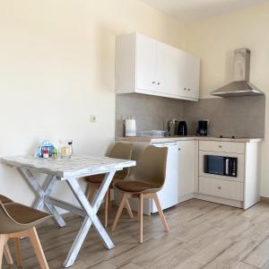cocina con mesa y sillas en una habitación en Michail Suites Afiartis Karpathos, en Karpathos