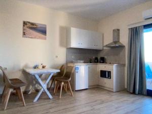 Kuchyň nebo kuchyňský kout v ubytování Michail Suites Afiartis Karpathos