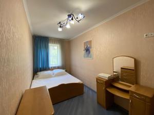 - une petite chambre avec un lit et un miroir dans l'établissement 2-bedroom apartment Most City center area, à Dnipro