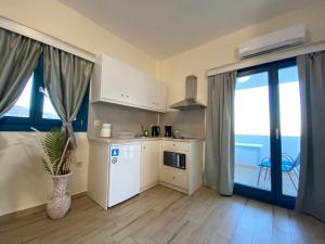 Kuchyň nebo kuchyňský kout v ubytování Michail Suites Afiartis Karpathos