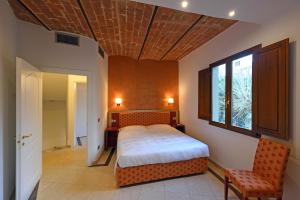 佛羅倫斯的住宿－赫萊斯克蘭斯酒店，一间卧室设有一张大床和一个窗户。