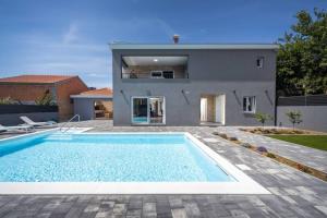 Bazén v ubytovaní Villa Danica with pool alebo v jeho blízkosti