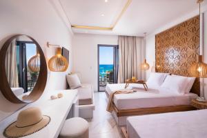 Postel nebo postele na pokoji v ubytování Acron Suites