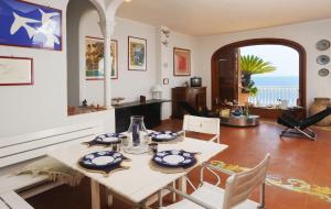 コンカ・デイ・マリーニにあるVilla Azzurraのダイニングルーム(テーブル付)が備わり、海の景色を望めます。