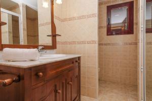 ein Badezimmer mit Waschbecken und Dusche in der Unterkunft Casa Maria Granillo in Costa Calma + 17 Fotos