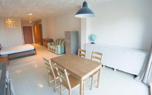 uma cozinha e sala de jantar com mesa e cadeiras em Arianna Apartments em Pescara