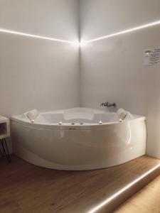 a white bath tub sitting in a room at Hotel Bemon Playa in Somo