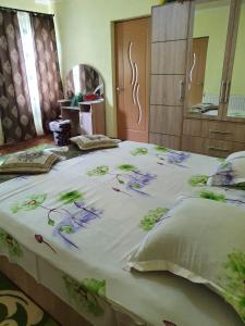Un pat sau paturi într-o cameră la CASA BUNICII