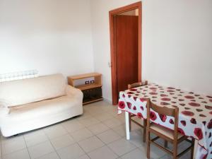 sala de estar con mesa y sofá en Appartamento indipendete VillaRosa, en Alba Adriatica