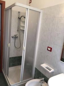 y baño con ducha, aseo y lavamanos. en Appartamento indipendete VillaRosa, en Alba Adriatica