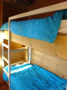 Etagenbett mit Leiter in einem Zimmer in der Unterkunft Chalet 66 in Porlezza
