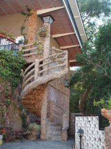 une statue d'un escalier devant une maison dans l'établissement Casa Rural Porta Del Cel, à Serra