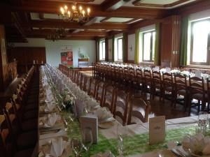 een feestzaal met tafels en stoelen met glazen en bloemen bij Landhotel Gafringwirt in Euratsfeld