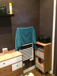 una habitación con una toalla verde colgada en un radiador en La Maison, en Les Forges