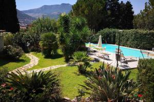 Výhled na bazén z ubytování Villa Tiziana nebo okolí
